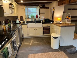 Fridge, oven, stovetop, coffee/tea maker