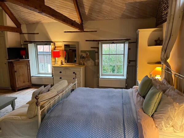 6 bedrooms, iron/ironing board, WiFi, bed sheets