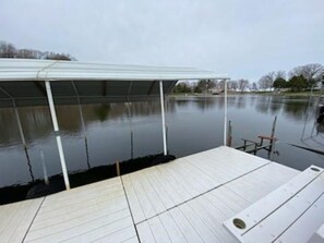 4 室のベッドルーム、WiFi (無料)、ベッドシーツ