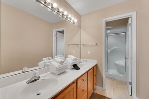Ensemble douche/baignoire, sèche-cheveux, serviettes fournies