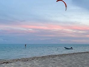 Playa en los alrededores, camastros y toallas de playa