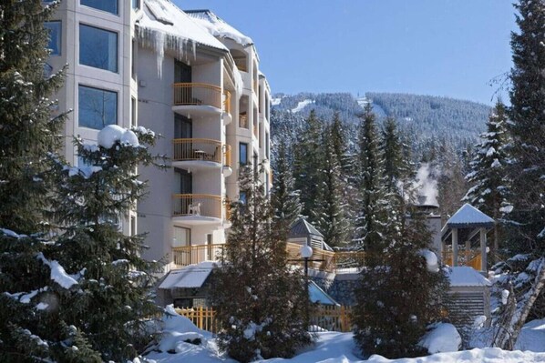 Exterior - Marquise 212 · Contemporary & Spacious Slopeside 1BR Getaway (Whistler)