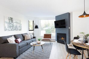 TV, fireplace - Marquise 212 · Contemporary & Spacious Slopeside 1BR Getaway (Whistler)