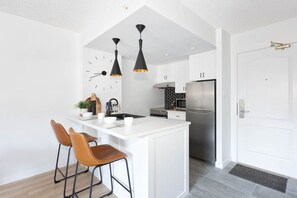 Fridge, microwave, oven, stovetop - Marquise 212 · Contemporary & Spacious Slopeside 1BR Getaway (Whistler)