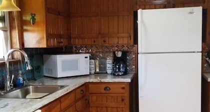 Cozy Lakefront Getaway at Lake Palestine