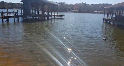 Cozy Lakefront Getaway at Lake Palestine