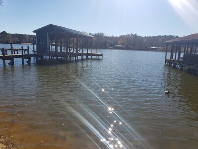 Cozy Lakefront Getaway at Lake Palestine
