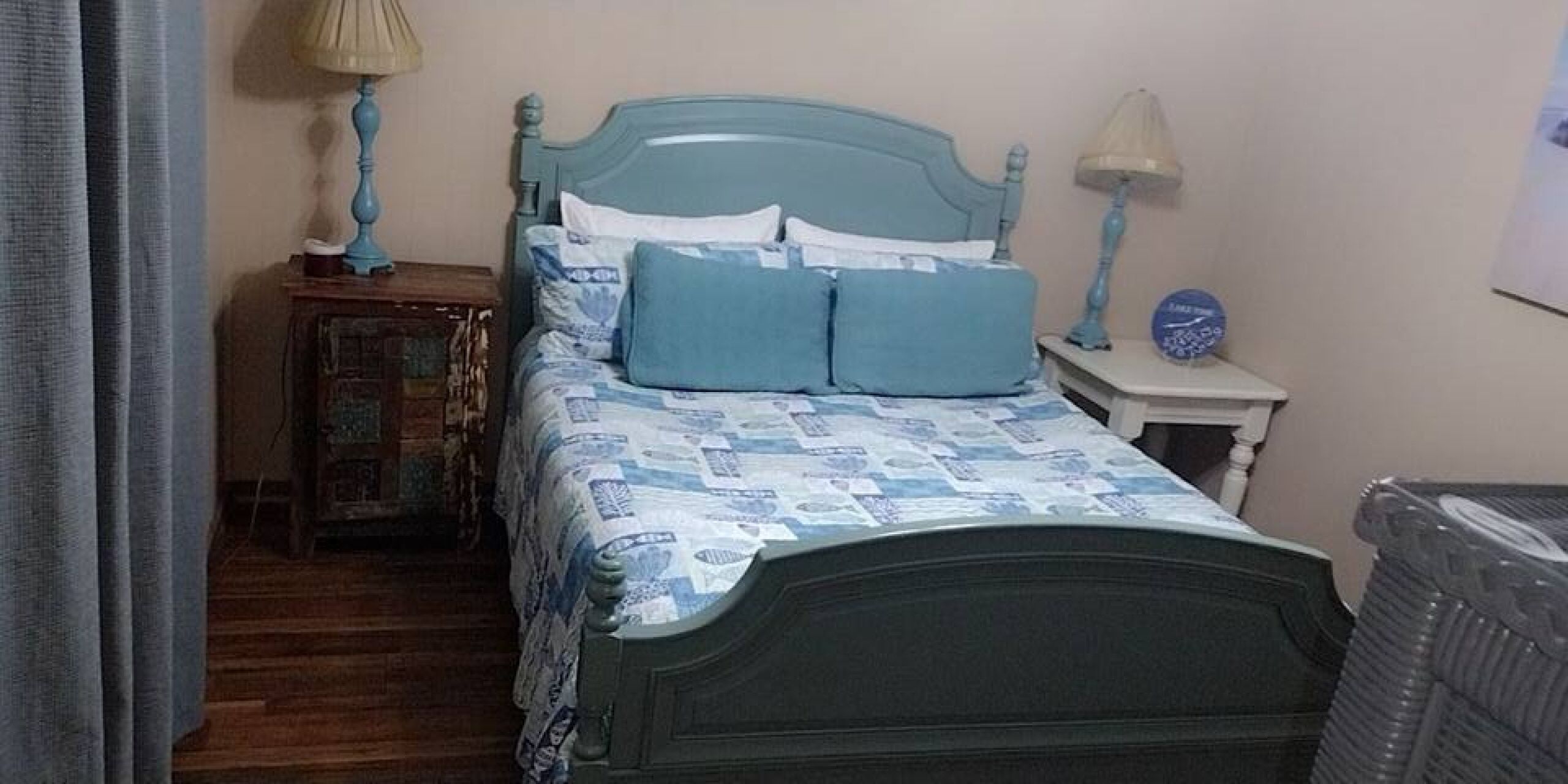 Una camera da letto con un letto, un comodino, una lampada e un armadio.