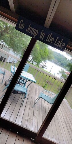Cozy Lakefront Getaway at Lake Palestine