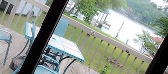 Cozy Lakefront Getaway at Lake Palestine