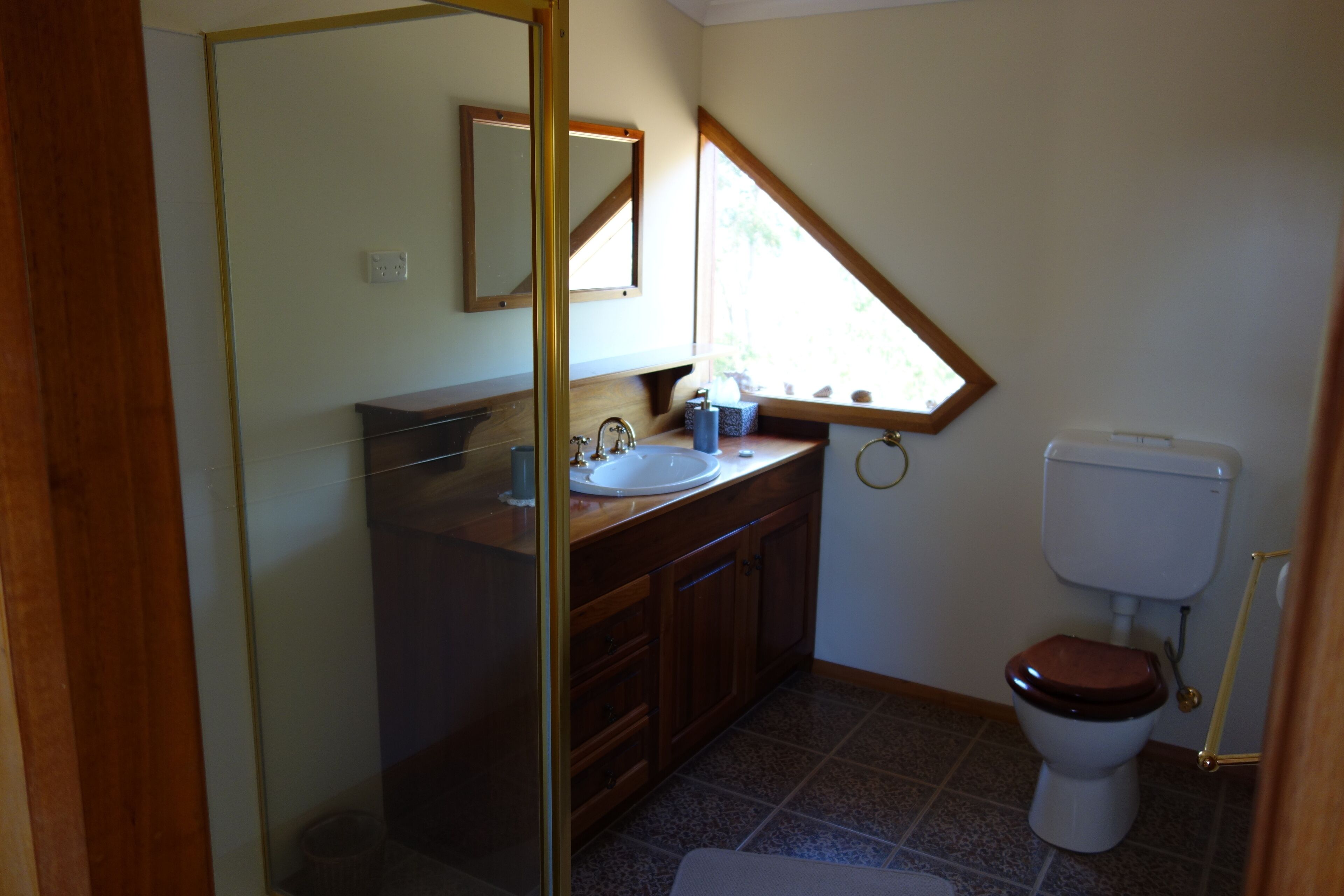 Black Bluff View Retreat - a large comfortable 5 bedroom house on 40 hectares. — image 9