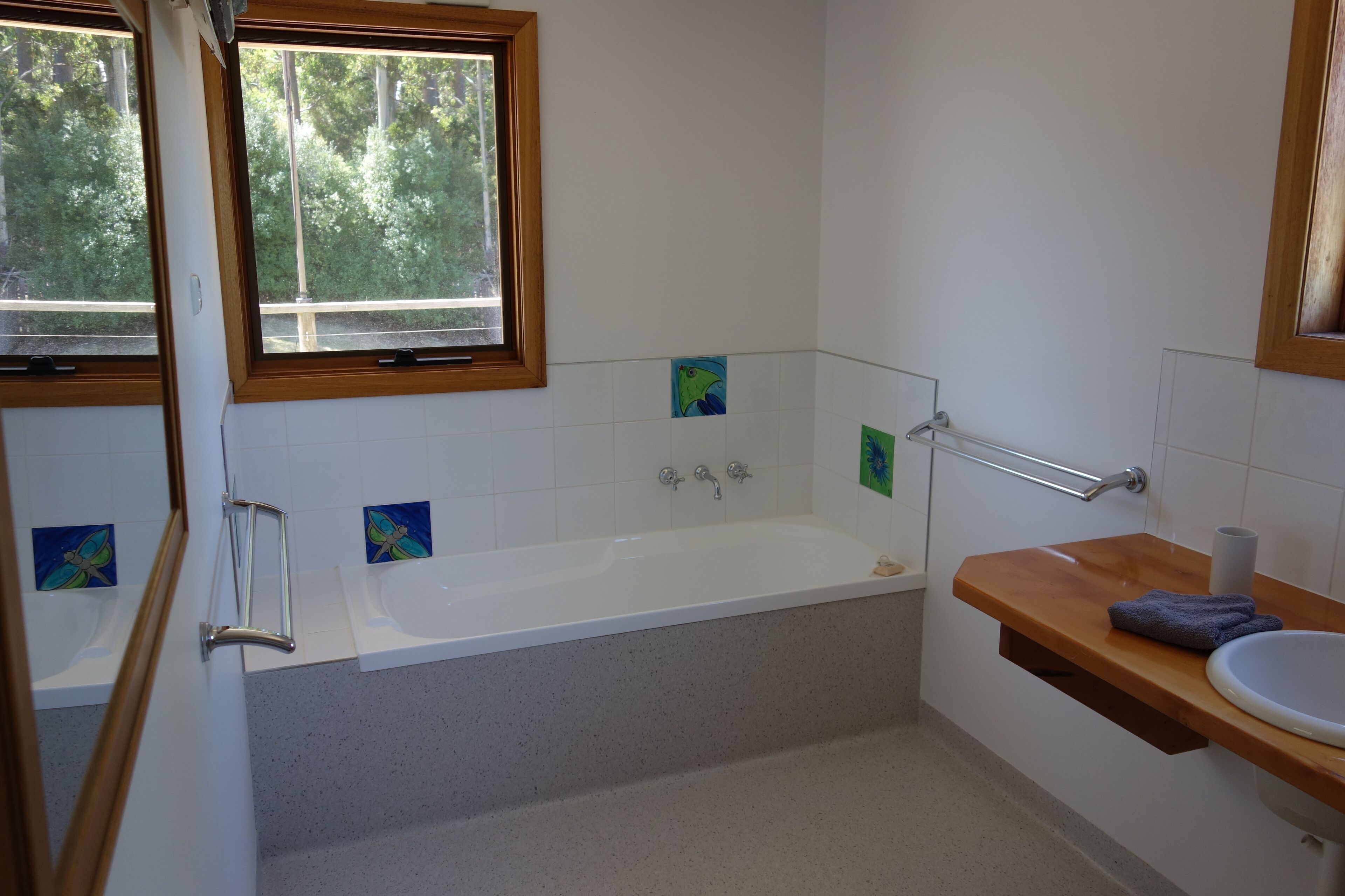 Black Bluff View Retreat - a large comfortable 5 bedroom house on 40 hectares. — image 8