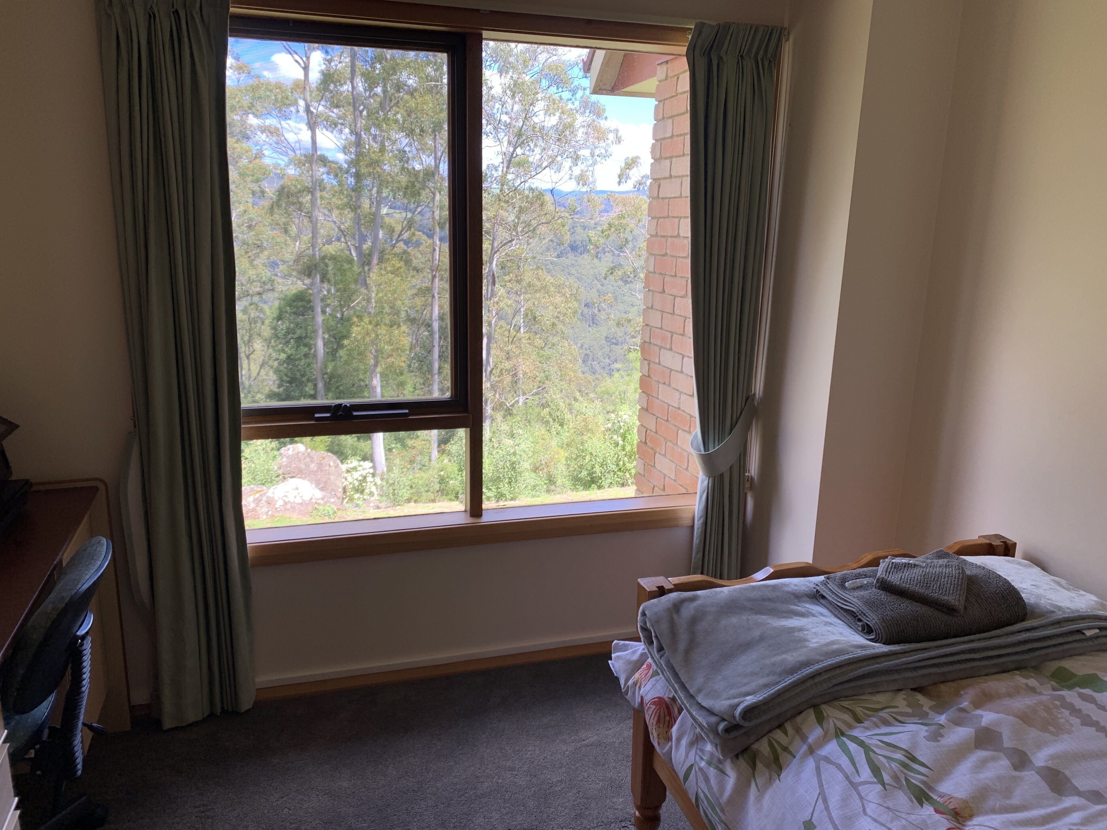 Black Bluff View Retreat - a large comfortable 5 bedroom house on 40 hectares. — image 19