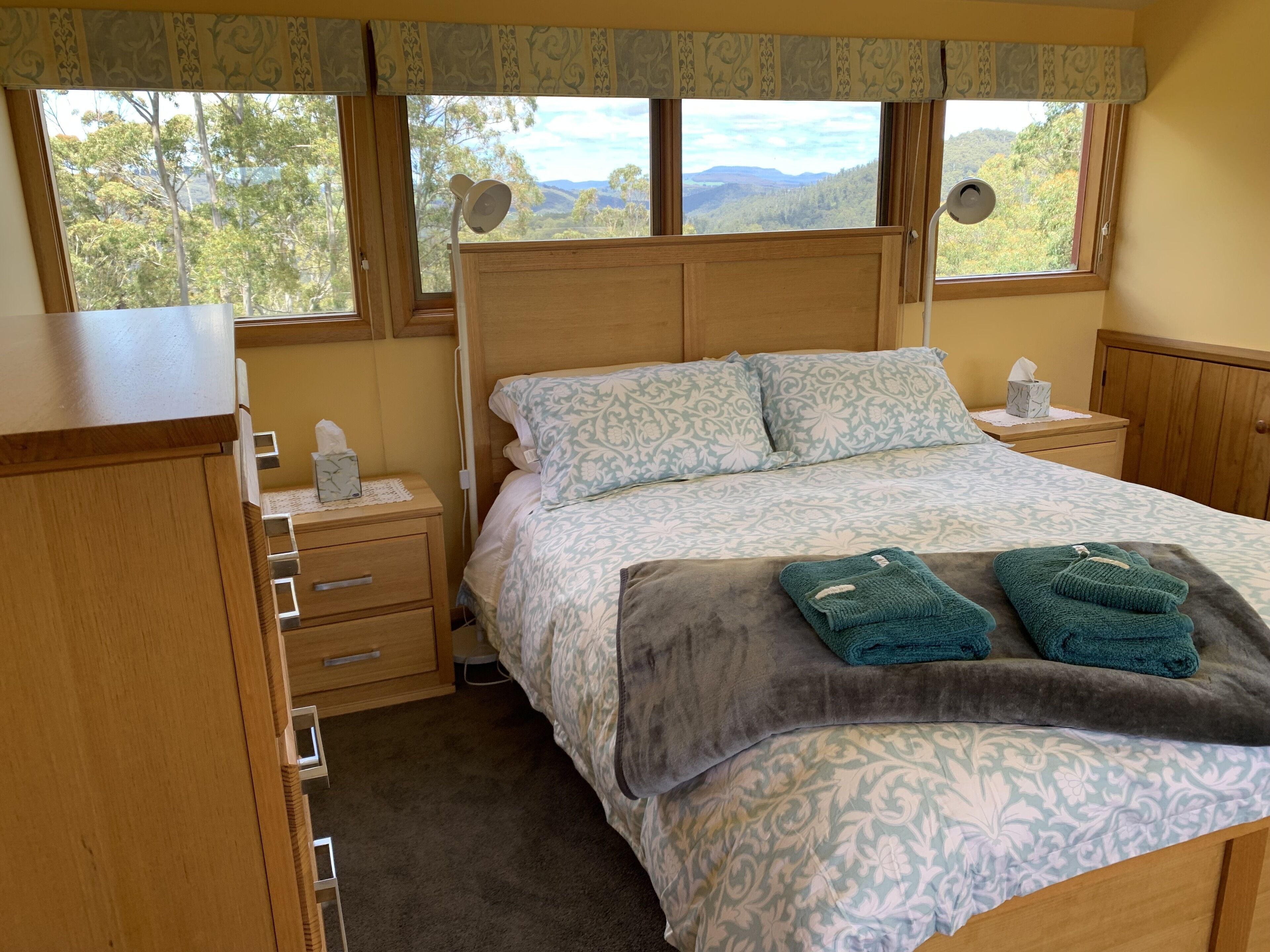 Black Bluff View Retreat - a large comfortable 5 bedroom house on 40 hectares. — image 14