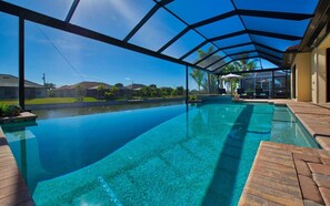 Piscine chauffée, chaises longues