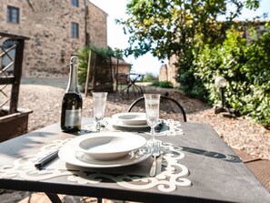 Outdoor dining - Cosy apartment in villa for 4 people with WIFI, pool, TV, patio and pets allowed (Casole D'elsa)