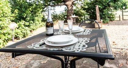 Lovely apartment in villa for 4 guests with WIFI, pool, TV, patio and pets allowed