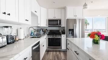 Refrigerador, microondas, horno y parrilla de estufa