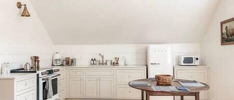 冷蔵庫、電子レンジ、オーブン、コンロ