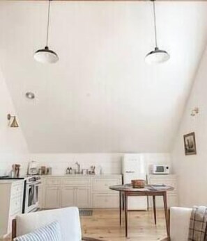 Kylskåp, mikrovågsugn, ugn och spishäll