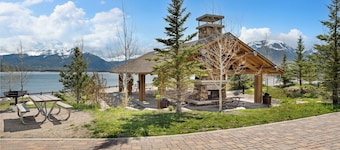 Treehouse #305, Building D by Summit County Mountain Retreats