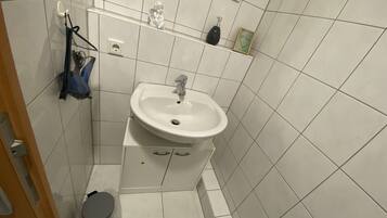 Combined shower/tub, hair dryer, towels, soap