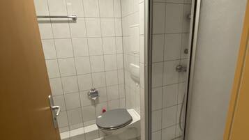 Duschwanne, Haartrockner, Handtücher, Seife