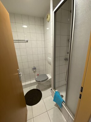 Ensemble douche/baignoire, sĂšche-cheveux, serviettes fournies, savon