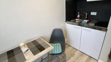 Kühlschrank, Herdplatte, Wasserkocher mit Kaffee-/Teezubehör