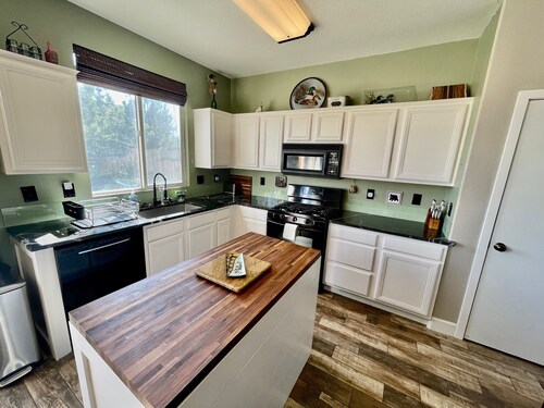 Family Retreat: 3 Kings, Hot Tub, Pets Welcome!