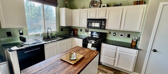 Family Retreat: 3 Kings, Hot Tub, Pets Welcome!