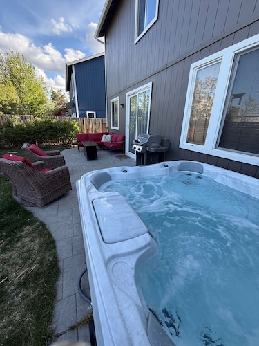 Family Retreat: 3 Kings, Hot Tub, Pets Welcome!