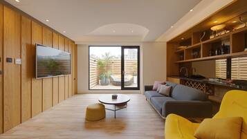 Blackout drapes, free WiFi