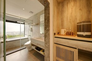 Kamar Keluarga | Kamar mandi | Sandal dan handuk