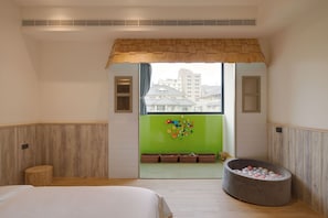 Building Block Theme Room | Blackout drapes, free WiFi - Shine World 11  (Taichung)