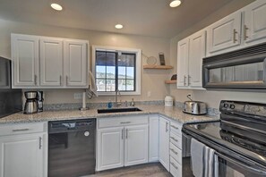 Fridge, microwave, stovetop, dishwasher
