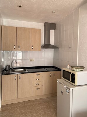 Een koelkast, een magnetron, een kookplaat