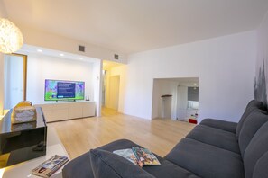 Family Apartment, Multiple Beds, 2 Bathrooms, Garden Area (Paradiso del Lago Cristina) | Living room | Flat-screen TV - Paradiso del Lago Cristina (Bellano)
