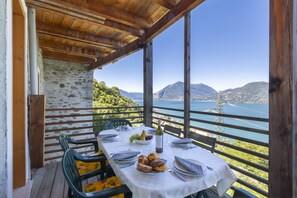 Familjelägenhet - flera sängar - 2 badrum - trädgård (Paradiso del Lago Cristina) | Balkong