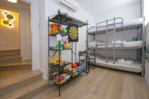 Familienapartment, Mehrere Betten, 2 Bäder, zum Garten hin (Paradiso del Lago Cristina) | 2 Schlafzimmer, Bügeleisen/Bügelbrett, WLAN, Bettwäsche