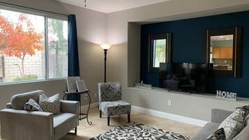 Smart-TV, TischfuĂball, Tischtennisplatte, BĂŒcher