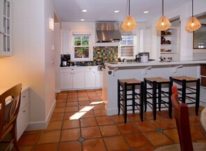 Fridge, microwave, oven, stovetop - Teocalli Time, Lovely 3 Br House Downtown (Crested Butte)