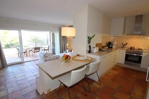 Fridge, microwave, oven, stovetop - Altea Garden and Pool Apartment Don Cayo 17 - Altea, Costa Blanca (Altea)