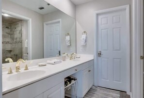 Bathtub, hair dryer, towels, soap - High Pointe Resort-GULF VIEWS and Pool view (Seacrest Beach)