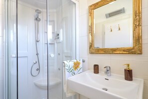 Dusche, Haartrockner, Handtücher, Toilettenpapier