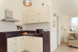 Kühlschrank, Mikrowelle, Herdplatte, Wasserkocher mit Kaffee-/Teezubehör