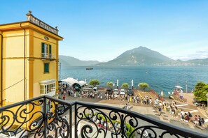 Familie appartement, meerdere slaapkamers, aan het meer (Bella Varenna) | Uitzicht op de bergen