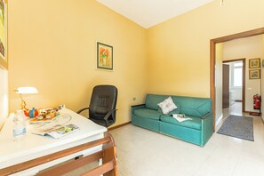Familienapartment, Mehrere Schlafzimmer, Seeseite (Bella Varenna) | Wohnbereich