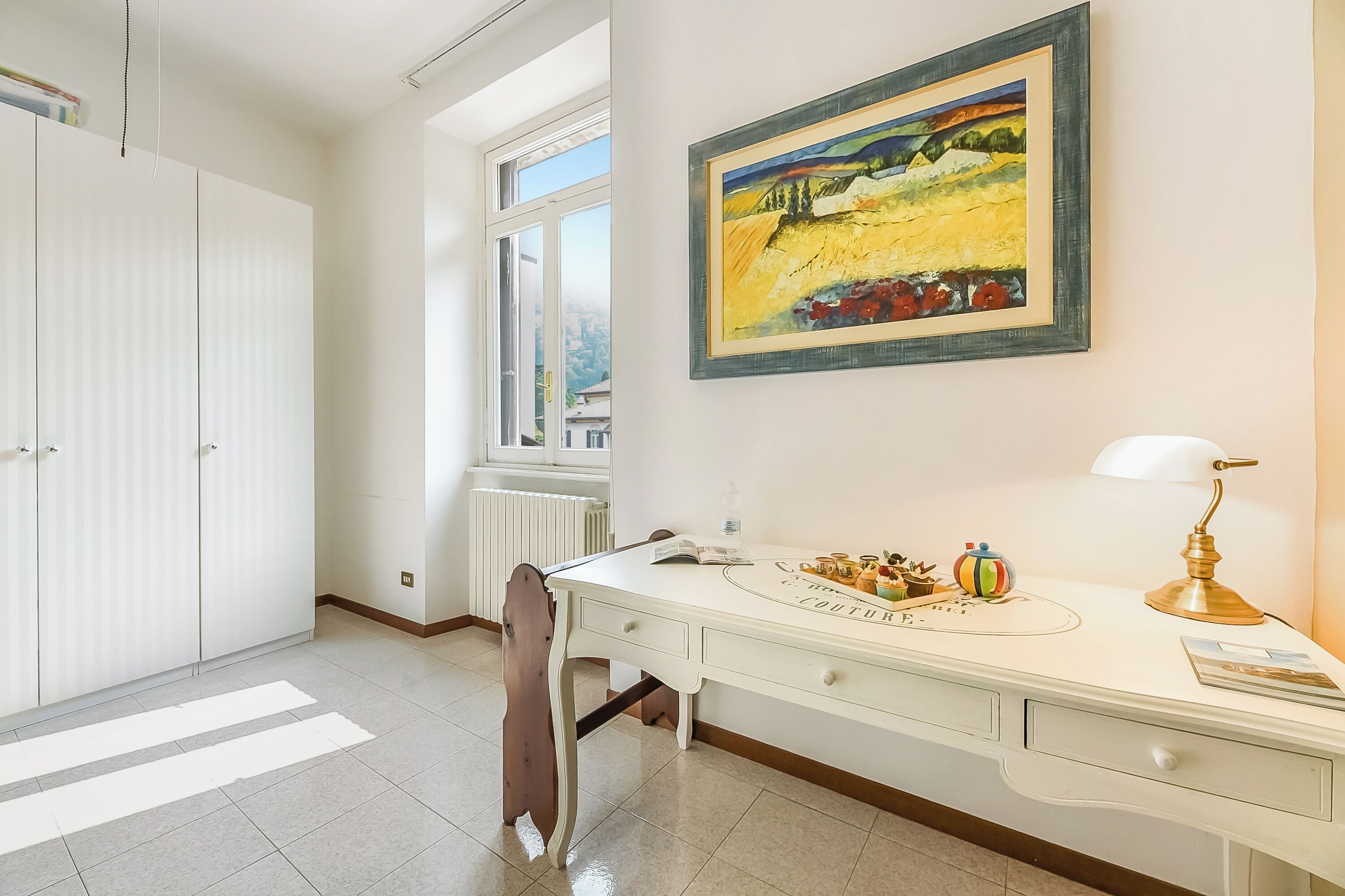 Appartement Familial, plusieurs chambres, en bord de lac (Bella Varenna) | Coin séjour | Cheminée