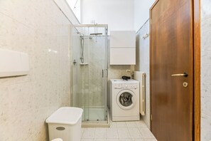 Departamento familiar, varias habitaciones, junto al lago (Bella Varenna) | Baño | Regadera, bidet, toallas, papel de baño 